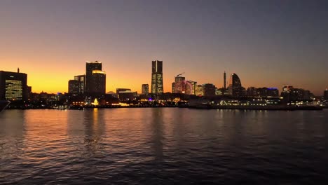 Hermosa-Puesta-De-Sol-Naranja-Sobre-El-Horizonte-Y-El-Paseo-Marítimo-De-Yokohama-Minato-Mirai