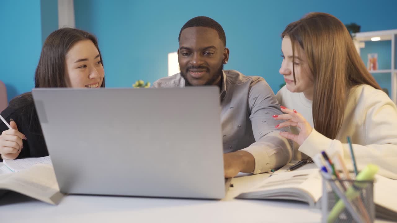 una atmósfera feliz y amistosa de jóvenes amigos, un sentido de unión.