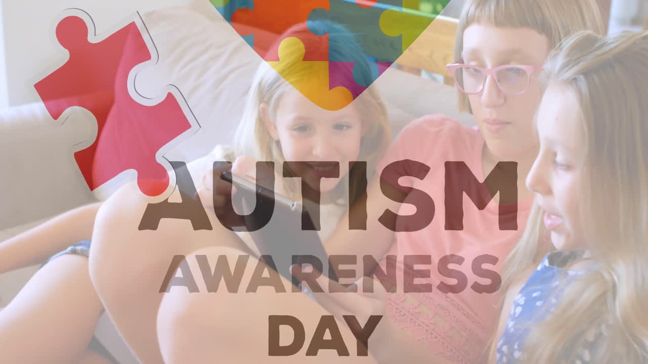 animación de rompecabezas y texto del mes de concienciación sobre el autismo sobre niñas caucásicas que usan tableta.