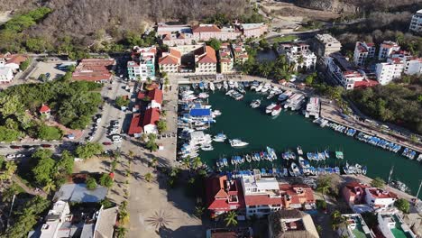 Observation-Of-Santa-Cruz-Bay-In-Huatulco,-Oaxaca,-Mexico