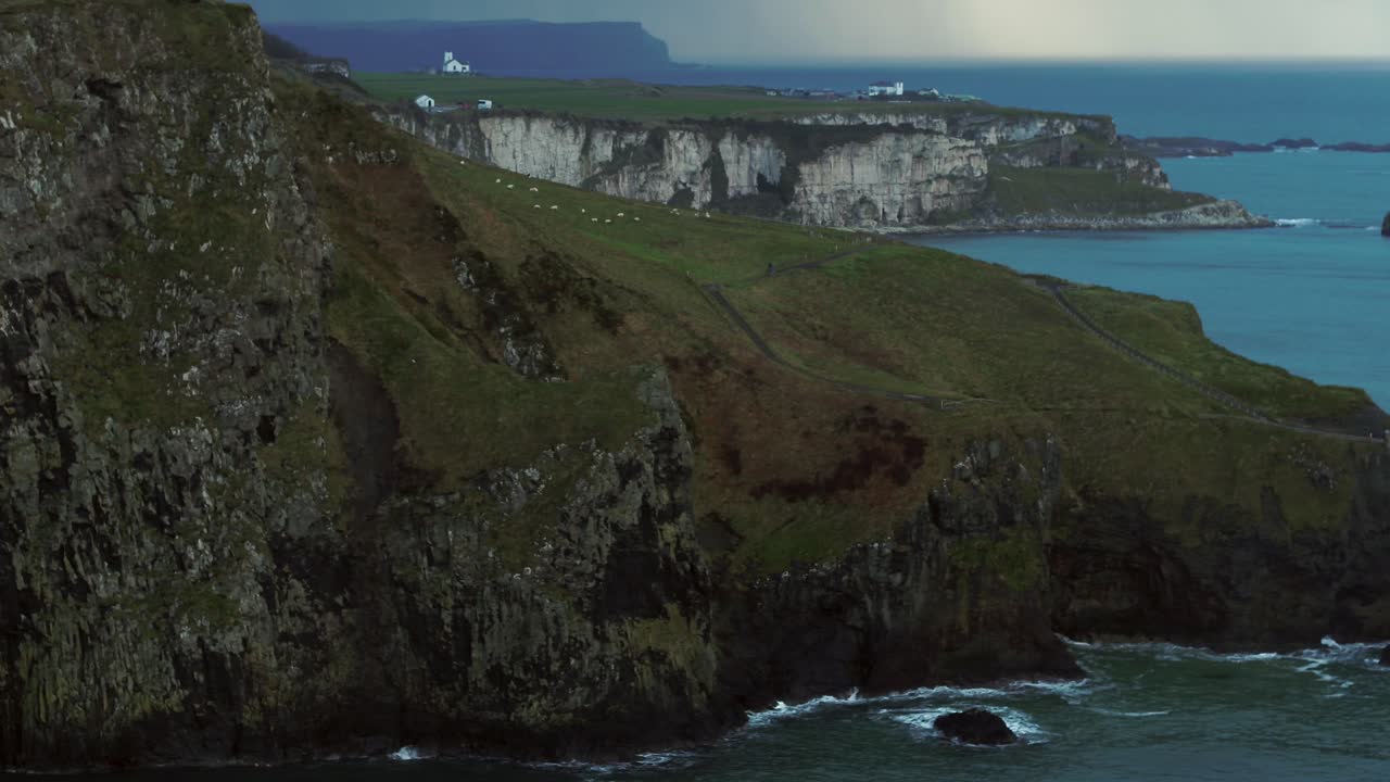 Carrick-a-Rede Rope Bridge, osa Causeway Coastal Route -reittiä Pohjois-Irlannin pohjoisrannikolla