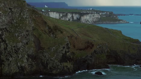 Puente-De-Cuerda-Carrick-a-rede,-Parte-De-La-Ruta-Costera-De-La-Calzada-En-La-Costa-Norte-De-Irlanda-Del-Norte