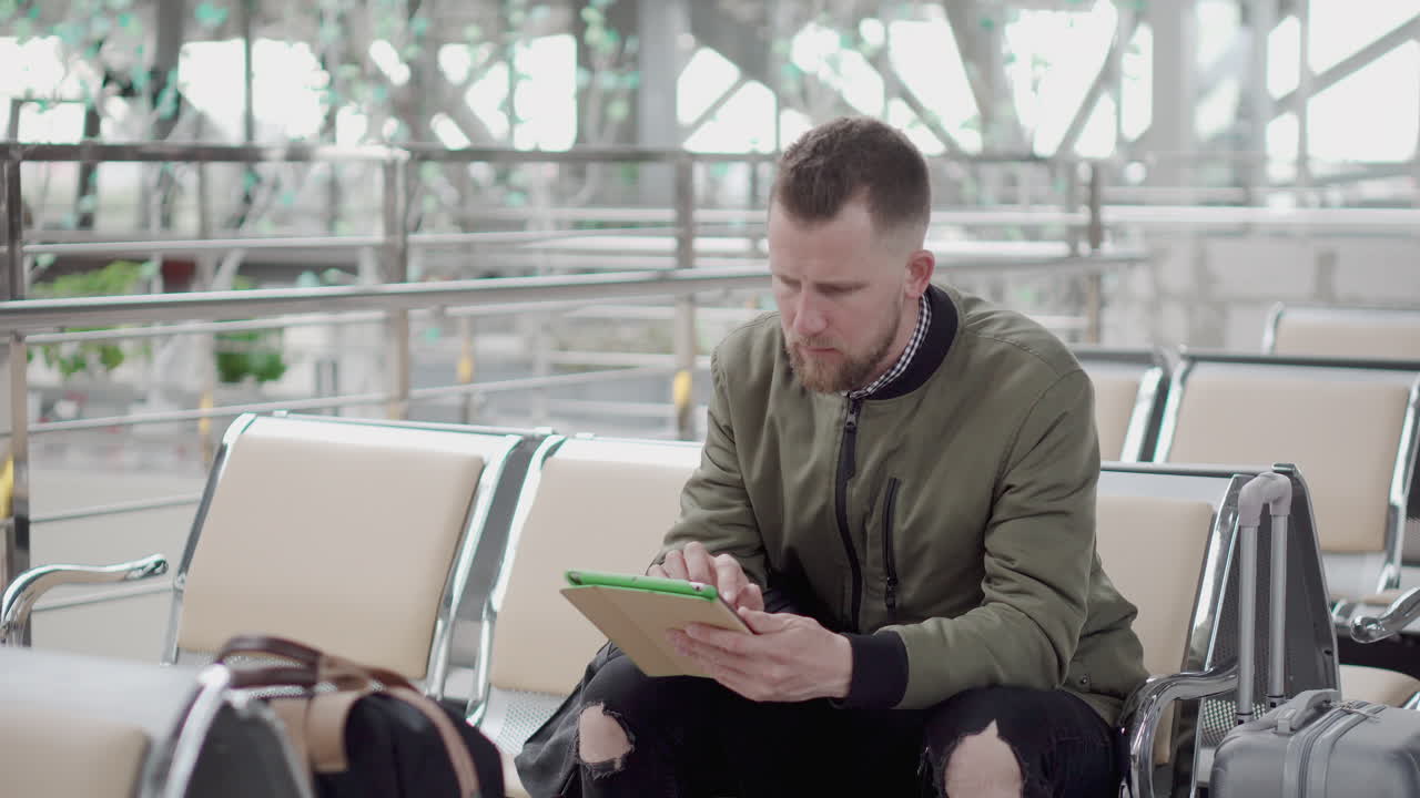 hombre esperando en el aeropuerto