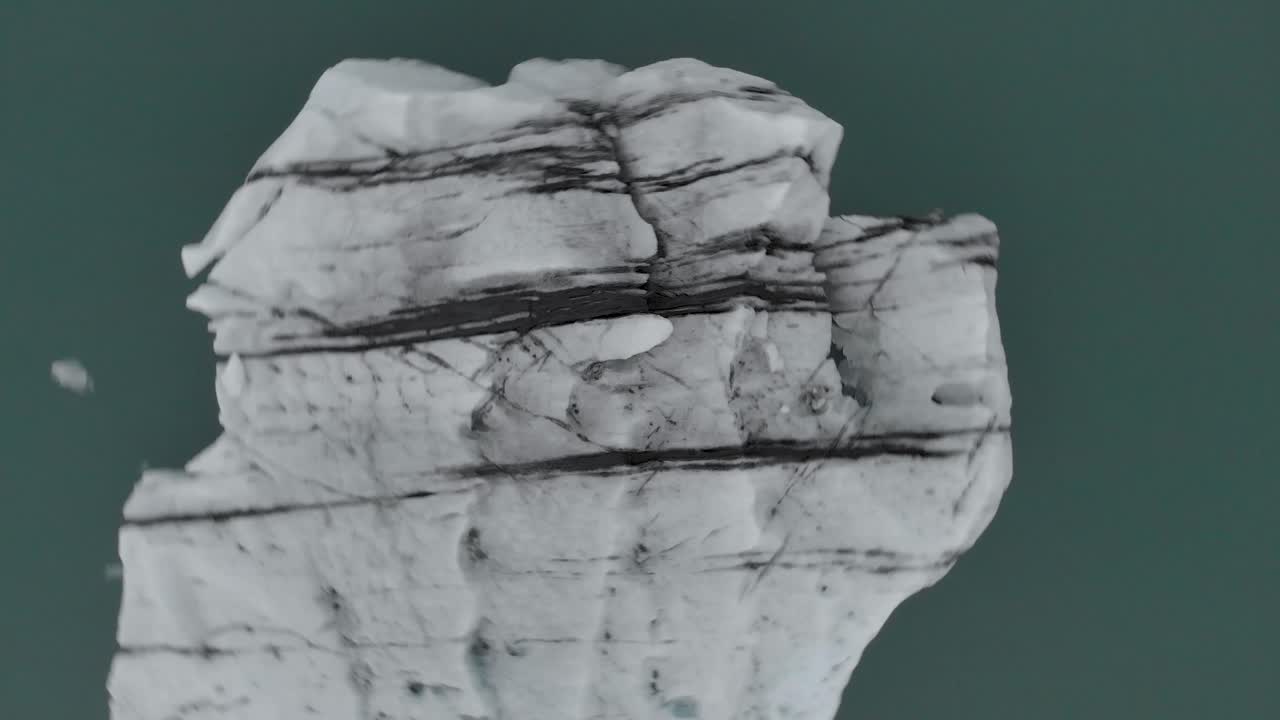 360도 회전 빙산 속으로 하강