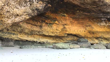 enorme cueva tropical en la playa de green bowl en uluwatu bali indonesia