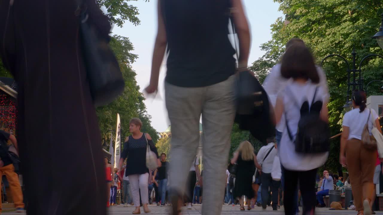 소피아의 붐비는 보행자 거리