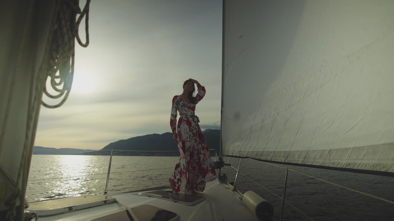 mujer con vestido floral en un yate
