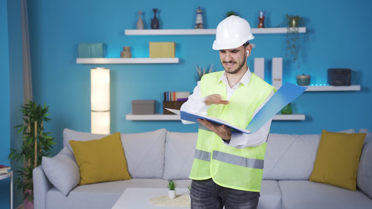 el arquitecto feliz vuelve a casa y está de buen humor.