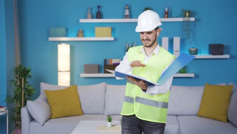 el arquitecto feliz vuelve a casa y está de buen humor.