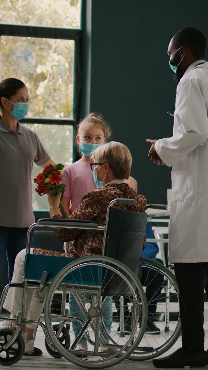 Professionisti sanitari che assistono un paziente anziano in sedia a rotelle