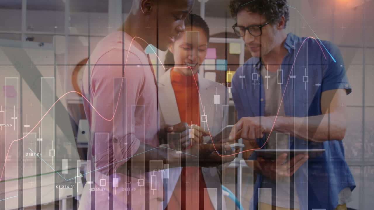 animación del procesamiento de datos financieros en diversos empresarios que utilizan dispositivos electrónicos