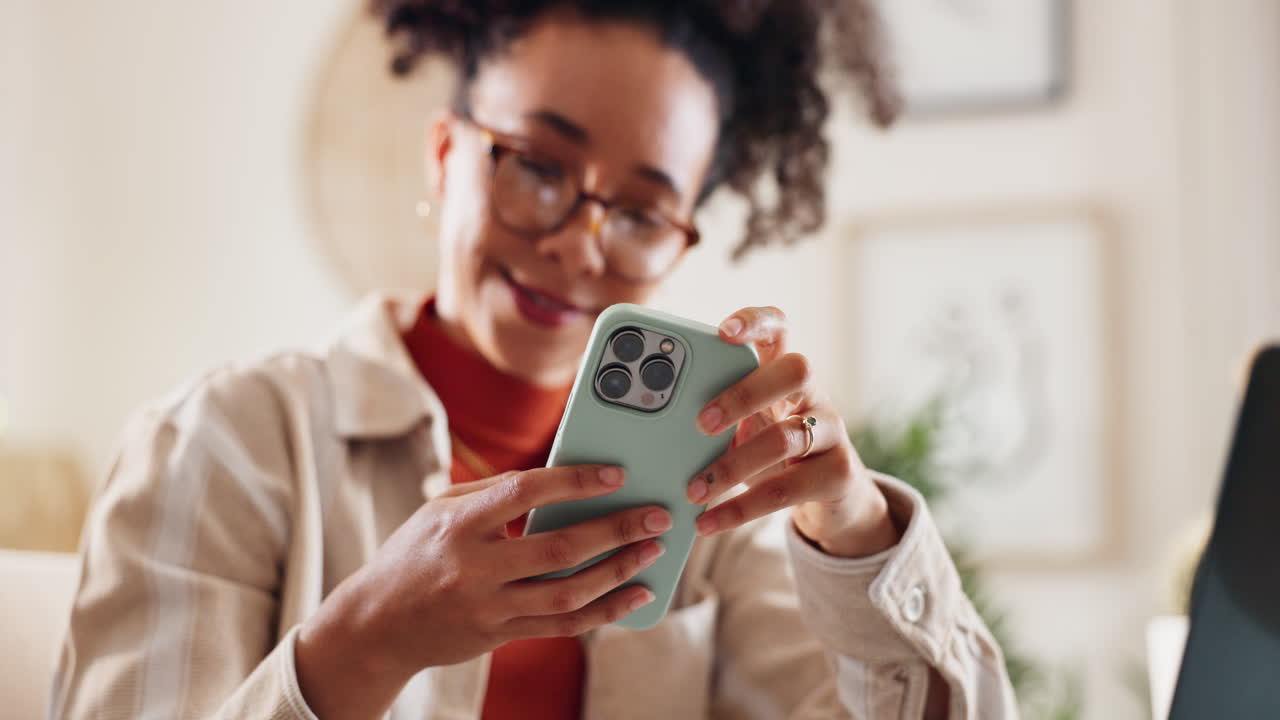 mujer usando un teléfono inteligente