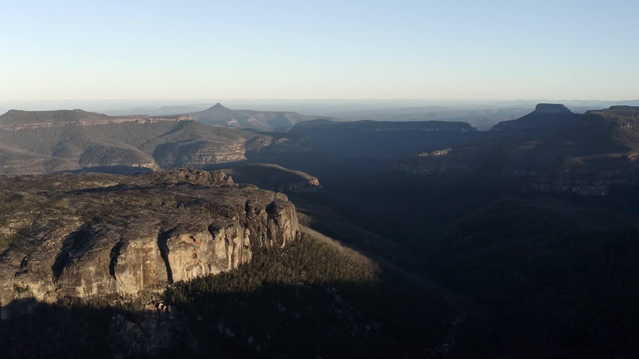 toma aérea de montañas durante el amanecer en un día claro