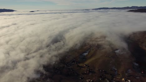 Nebel-über-Den-Hügeln-Des-Bergdorfes-Sirnea-In-Rumänien