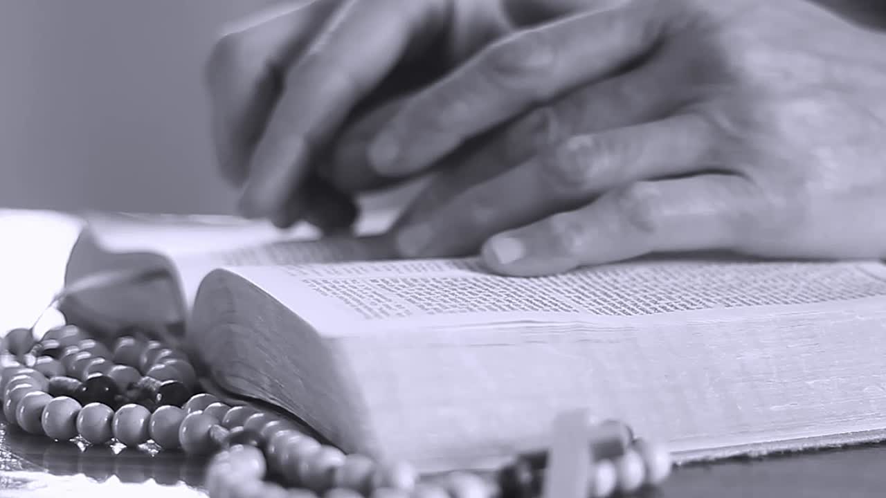 성경 위에 기도하는 손 스톡 비디오 스톡 영상