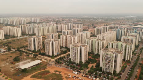 Reisende-Front,-Drohne,-Zentralität-Von-Zango,-Luanda,-Angola,-Afrika,-Soziale-Kontraste,-Harte-Realitäten-Heute