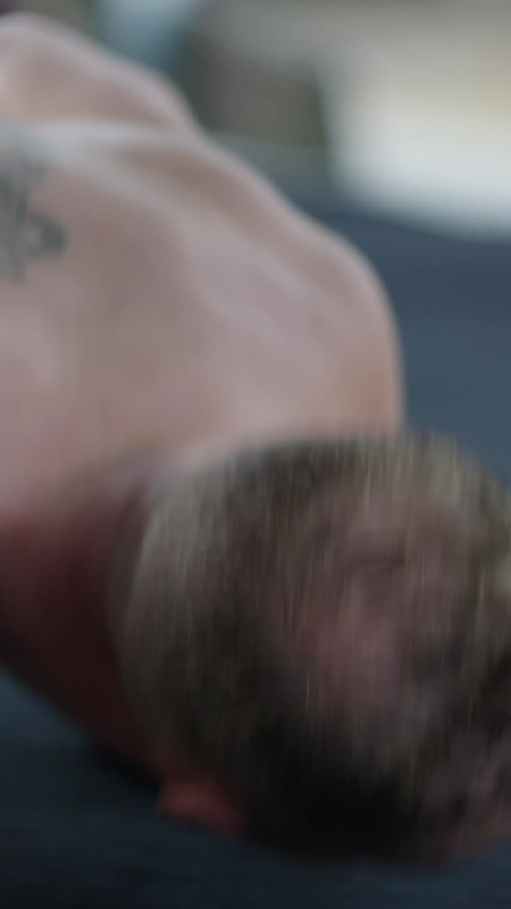 푸시업 하는 남자