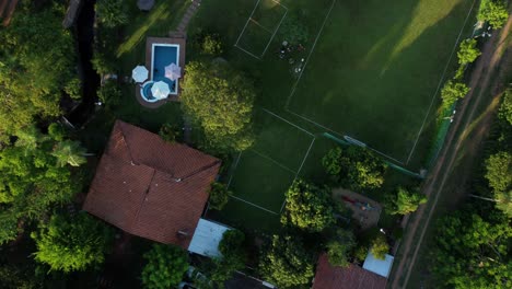 toma orbital de una hermosa casa de campo de descanso con piscina azul, paraguay