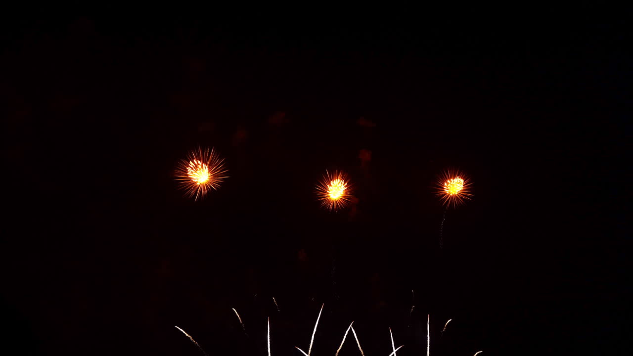 혜성과 국화 불꽃이 배경에서 터졌다.