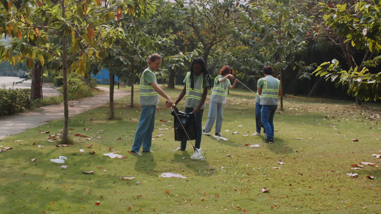 Team di volontari che raccolgono rifiuti nel parco cittadino