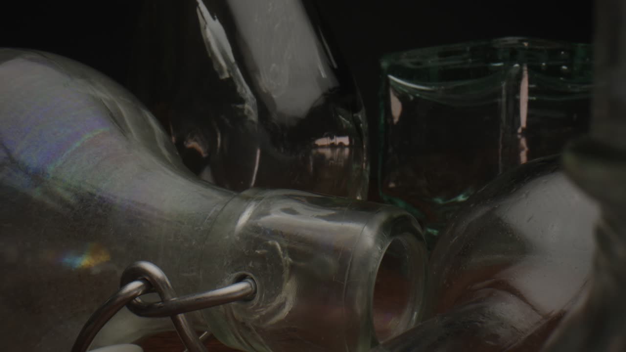 테이블 위에 빈 유리 병과 항아리