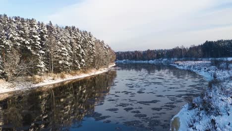 Malerische-Winterlandschaft-Mit-Eis