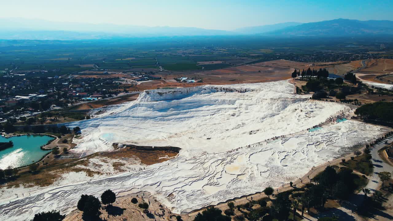 관광 명소의 4k 드론 비디오 파무칼레, 파란 물과 자연 수영장, 칠면조 석회성 광물