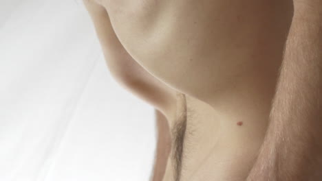 el hombre realiza ejercicio de fuerza abdominal, vacío del abdomen interior