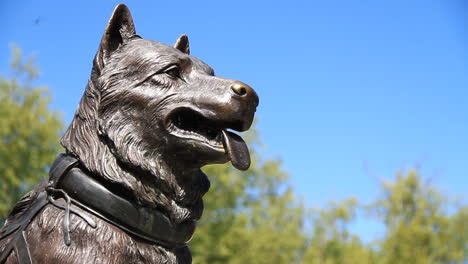 iditarod dog statue in alaska