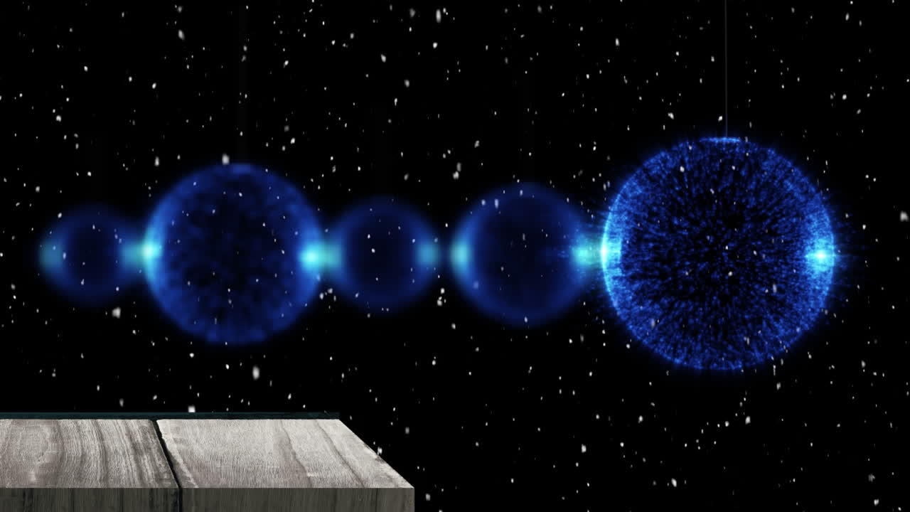 la nieve cayendo sobre el azul colgando la celebración de la joya decoraciones contra fondo negro