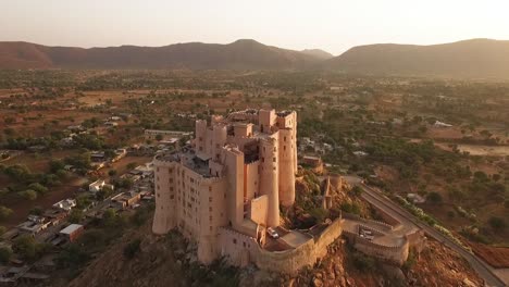 Una-Vista-Aérea-Muestra-La-Fortaleza-De-Alila-Bishangarh-En-Jaipur,-Rajasthan,-India-2