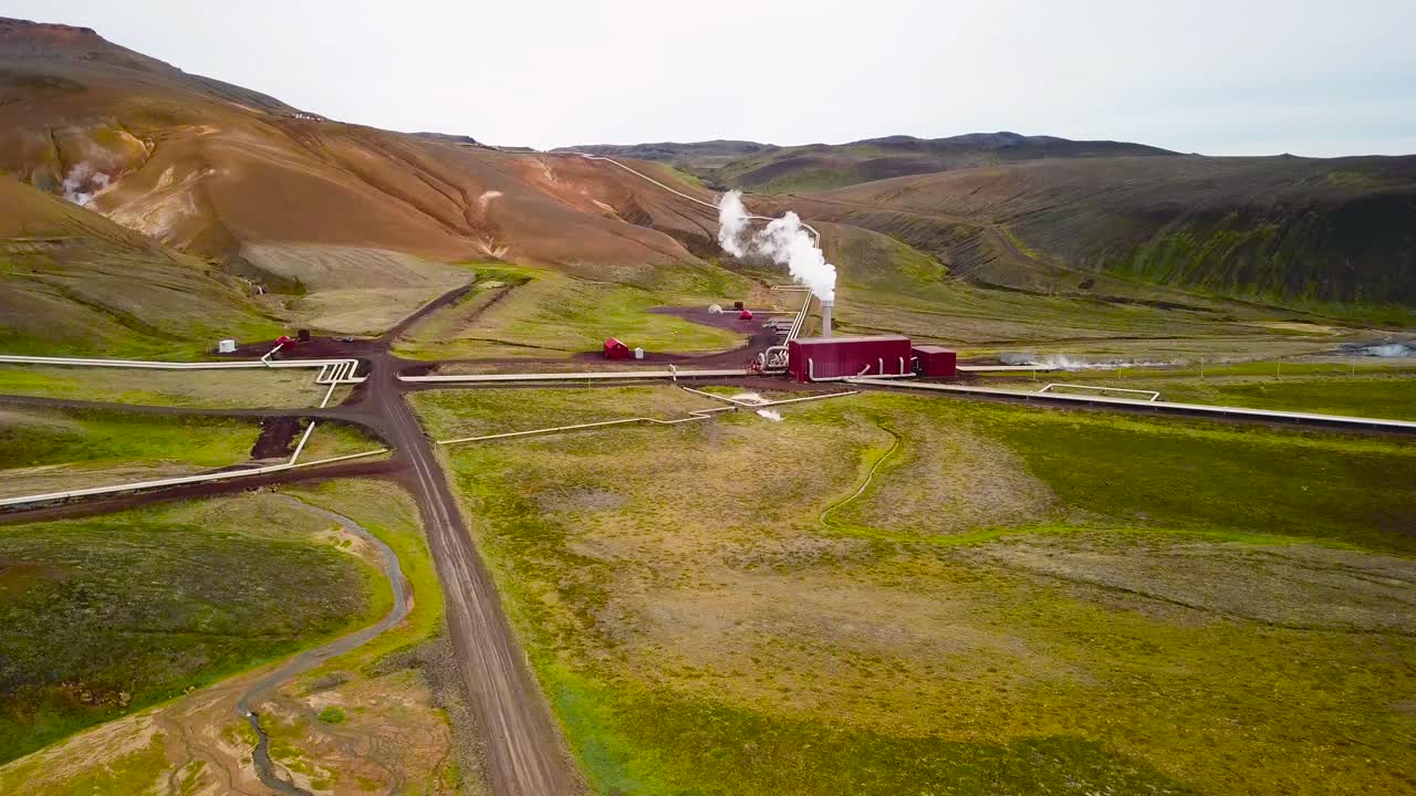 청정 전기가 생성되는 아이슬란드 크라플라 지열 발전소 상공의 드론 공중