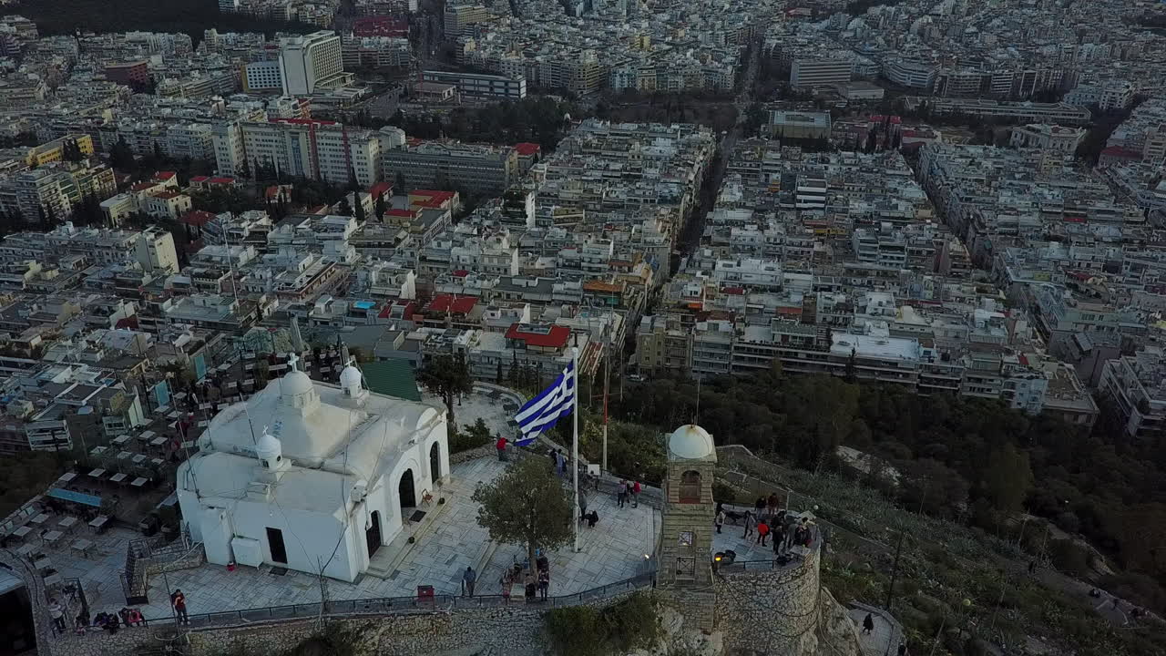 아테네 그리스, 4k의 리카베투스 산 정상을 넘어오는 공중 드론 샷