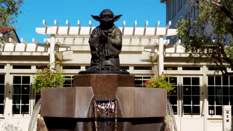 Estatua-De-Yoda-Y-Fuente-De-Cascada-Frente-A-Lucas-Films-Studio-En-Park-Presidio,-San-Francisco,-California-07