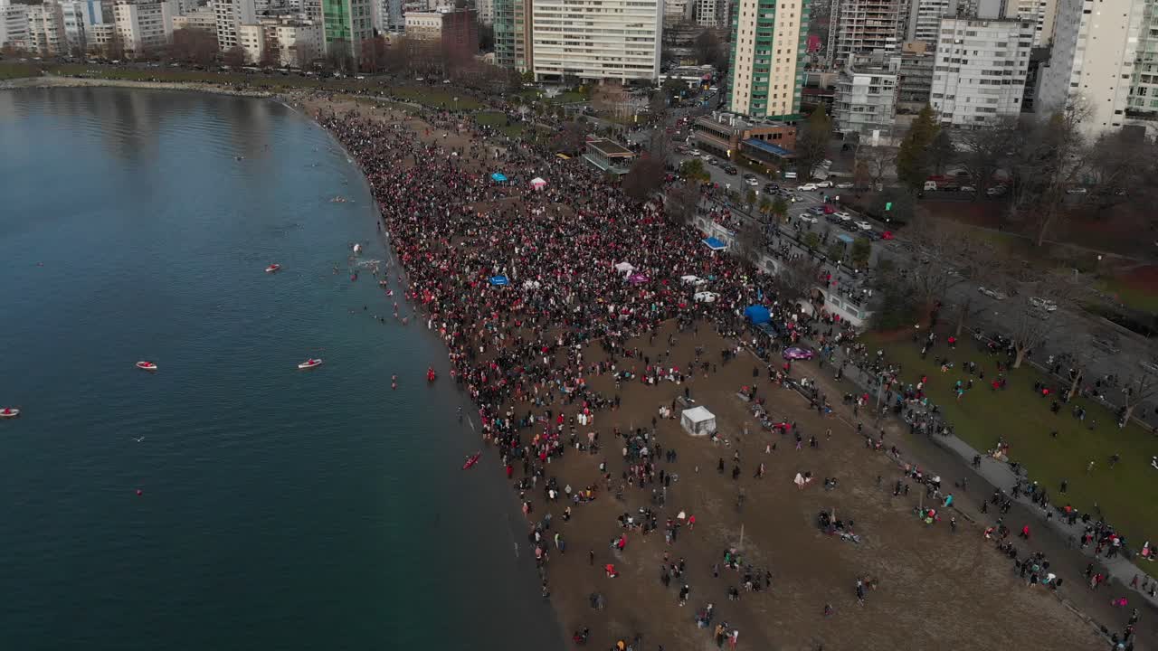 Diverse dronebeelden bij English Bay nabij het centrum van Vancouver, BC tijdens het Polar Bear 2019 evenement
