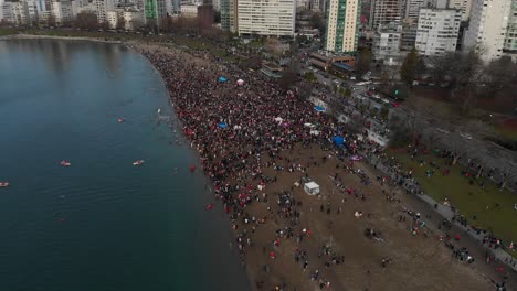 varias tomas de drones en english bay cerca del centro de vancouver, bc durante el evento polar bear 2019