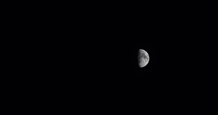 Meia Lua Brilhando Intensamente na Escuridão Profunda do Espaço.