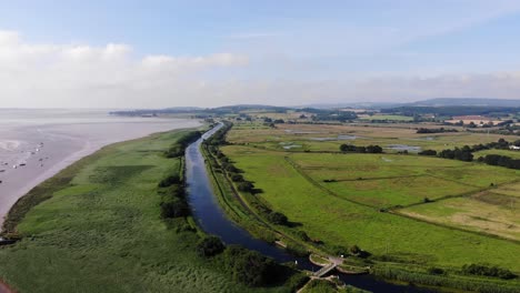 Vista-Aérea-Escénica-Sobre-El-Canal-De-Exeter-Con-Una-Panorámica-Lenta-A-La-Izquierda-Para-Revelar-Veleros-Anclados-En-El-Río-Exe