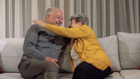 mirándose el uno al otro con esperanza.