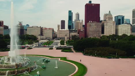 Aerial-view-passing-by-Buckingham-fountain-in-Chicago,-USA