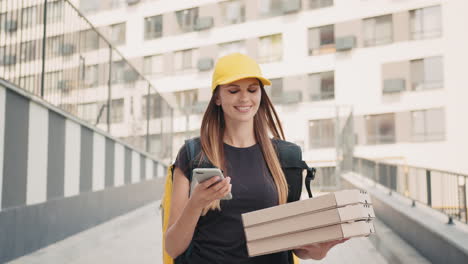mujer repartidora de pizzas en la ciudad.