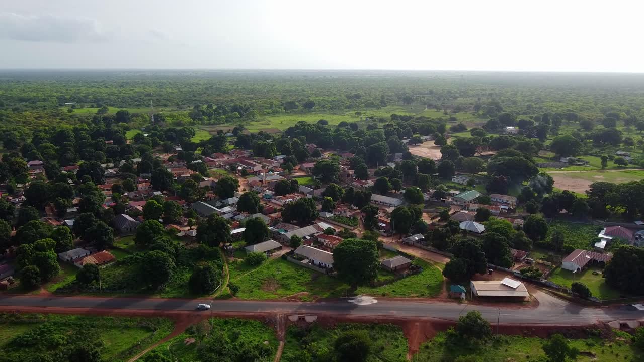 establecimiento aéreo de panorama de la aldea rural africana con bosque virgen