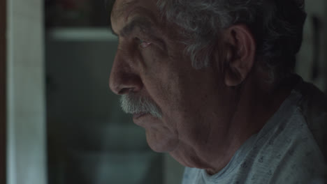 Close-up-of-an-older-man-cooking-in-his-home-kitchen