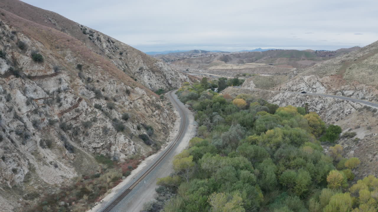 dando vueltas a las vías del tren vacías en soledad, california