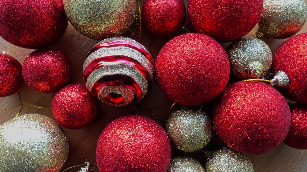 primer plano de bolas de navidad doradas y rojas en un fondo navideño