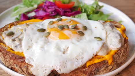 deliciosa tostada de setas y huevos