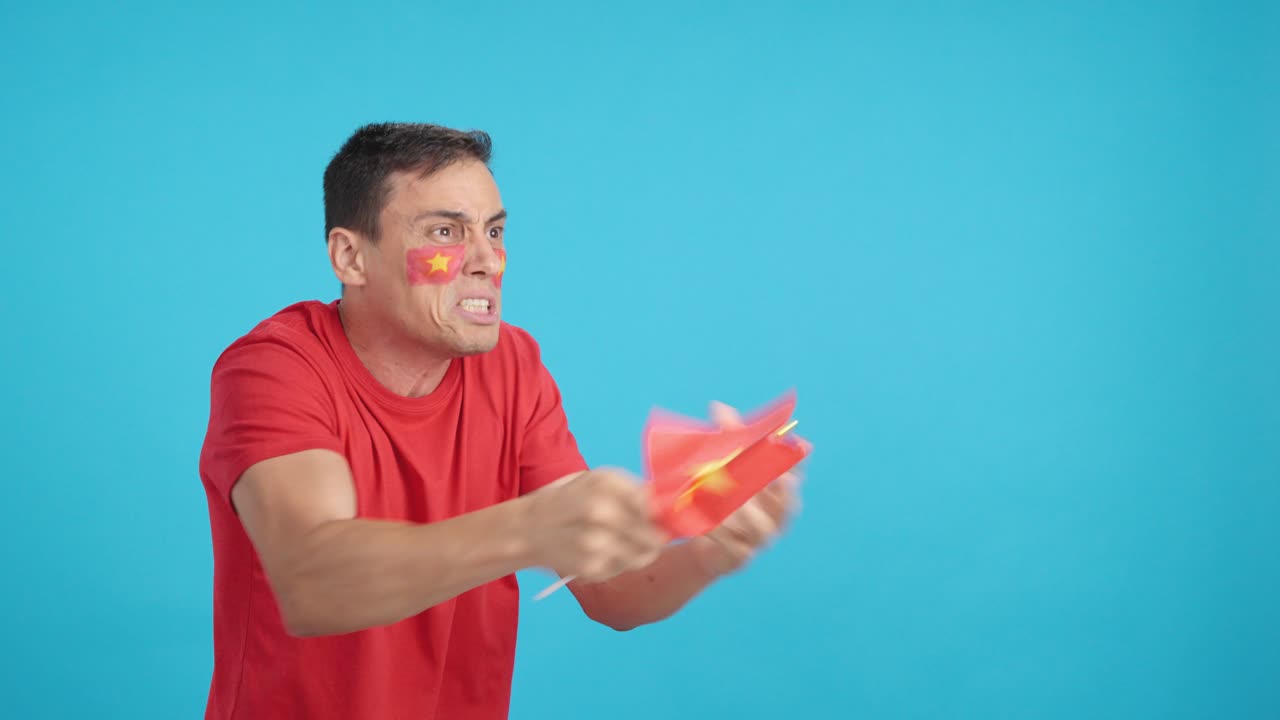 Man cheering for Vietnam, angry with the decision of referee