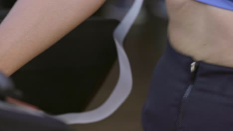 niña haciendo ejercicio en la cinta de correr