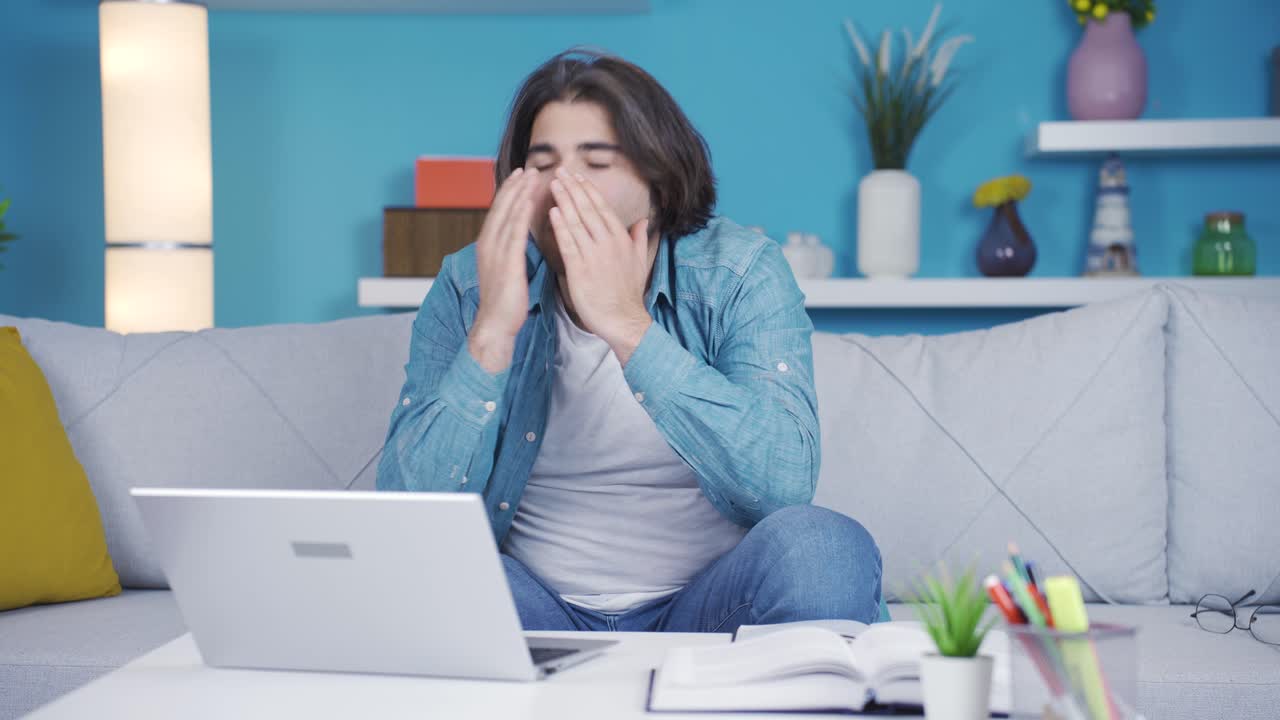 젊은 기업가가 사업을 하면서 기도하고 있습니다.