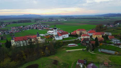 Velika-Nedelja-Ist-Eine-Charmante-Stadt-Im-Herzen-Sloweniens,-Die-Für-Ihre-Wunderschöne-Kirche-Und-Ihr-Schloss-Bekannt-Ist